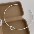 Detailansicht der silbernen Knotenchoker-Halskette mit Kugelenden auf neutralem Stoff - Großer Knoten / Silber (G58)