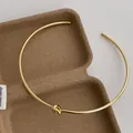 Detailansicht eines polierten goldenen Knotenchokers mit minimalistischem Design - Kleiner Knoten / Gold (G60)