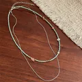 Collier double rangée en perles vert menthe et pierres naturelles sur bois foncé - Collier de Perles à Double Épaisseur (H239)