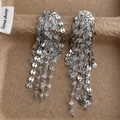 Detalle de pendientes de flecos plateados con lentejuelas brillantes y cuentas de cristal - Estilo de Borla Larga (L-43) / Plateado