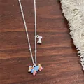 Ketting met roze teckel en S925 zilveren bot hanger op een houten achtergrond - Blauw