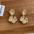 Elegante goldene Blumenohrringe mit geschichteten Blütenblättern und Zirkonia im Fächerdesign - Doppelrunde Zirkonia Ohrringe (Gold)