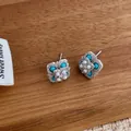 Retro Zirkon Türkis Blume Perlenohrringe mit Silberbasis auf Walnussholz Hintergrund - Türkis Ohrstecker (N-69)