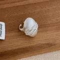 Anello artistico in argento con pietra bianca ovale su legno e tessuto a trama naturale - Ovale / Ovale Argento