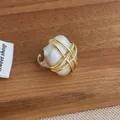 Dettaglio anello regolabile con sfera crema testurizzata avvolta in maglia dorata - Quadrato / Quadrato Oro Contrasto