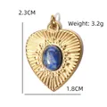 Ciondolo a cuore dorato con lapislazzuli blu e trama radiale, 2.3x1.8cm, 3.2g - Ciondolo Cuore Pietra Blu Raggiante (BXGPJ231)