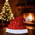 Klassische rote Weihnachtsmütze mit goldene Schneeflocken auf festlichem Holztisch - Einheitsgröße / Weihnachtsmütze mit Goldener Schneeflocke
