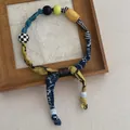 Detail der böhmischen Perlenhalskette aus Stoff mit bunten Textilknoten und gemischten Perlen - Bunter Perlenstil