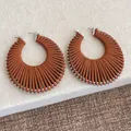 Dettaglio di orecchini a cerchio boho a ventaglio con cordino marrone e perline - Base Argento Caffè