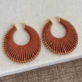 Détail de créoles bohèmes avec enroulement de corde marron et perles dorées délicates - Base Dorée Café