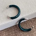 Détail de boucles d'oreilles en C vert foncé avec texture cuir crocodile et touches argent - Vert