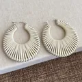 Orecchini a cerchio boho bianco crema con bordi di perline argentate e forma a ventaglio - Base Argento Bianco