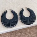 Dettaglio di orecchini a cerchio bohémien in corda nera con perline argentate - Base Argento Nero