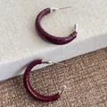 Boucles d'oreilles créoles en C avec cuir bordeaux à motif crocodile et base argentée - Bordeaux