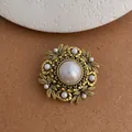 Vista macro de un broche de perlas vintage francés con textura de hoja y acabado dorado - Broche Oro Antiguo (F-106)