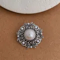 Broche redondo vintage francés con gran perla y marco de metal plateado antiguo - Broche Plata Antigua (F-106)