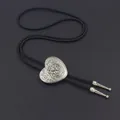 Λεπτομέρεια ασημένιο bolo tie καρδιά με ανάγλυφα λουλούδια και μαύρο πλεκτό κορδόνι - Στυλ Καρδιά / Αντίκ Ασημί και Μαύρο