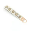 Detalle de un llavero de pulsera jacquard de 25mm con patrón geométrico y aro metálico - Oro Plata Geométrico (01-04A)