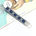 Detalle de cerca de la pulsera bordada en jacquard azul de 25 mm con patrón geométrico - Azul Cruz Geométrica (01-04B)