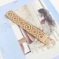 Detalle de llavero de pulsera tejido a mano con patrones geométricos sobre revista - Estilo de Rombo Geométrico Marrón y Beige (01-03C)