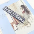 Llavero de pulsera tejido a mano con patrones geométricos azul marino sobre una revista - Estilo de Rombo Geométrico Azul Marino (01-03B)