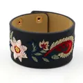 Bracelet manchette large en similicuir noir avec broderie florale et fermoirs à pression - Noir