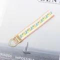 Détail de la broderie sur le porte-clés en ruban jacquard ethnique de 25 mm et boucle dorée - Floral Pastoral Frais (09-06B)