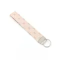 Detail van roze geborduurde polsband sleutelhanger met geometrisch jacquard bloemmotief - Roze Kruispatroon (01-08B)