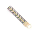 Detail van roze geborduurde polsband sleutelhanger met bladmotief en gouden ring - Roze met Groene Bladeren (01-09A)