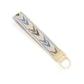 Détail d'un porte-clés bohème brodé avec motifs géométriques et fermoir en métal doré chic - Motif en V Bohème Gris (01-09C)