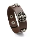 Bracelet punk en cuir marron avec breloques tête de mort et fermeture à pression - Marron