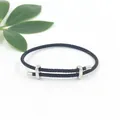 Detail van zwarte gevlochten armband met verstelbare zilveren metalen schuifsluiting - Zwart