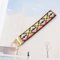 Gros plan du porte-clés ethnique brodé avec des motifs floraux géométriques colorés - Croix Géométrique Brodée Noire (09-07C)