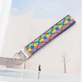 Détail du porte-clés brodé ethnique avec motifs de losanges colorés et fermoir en métal argenté - Losange Géométrique Brodé Bleu Foncé (09-07D)