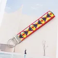 Porte-clés ethnique bohème avec motif géométrique brodé rouge et fermoir en métal - Géométrique Bohème Rouge (09-07E)