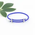 Nahaufnahme blaues geflochtenes Armband mit verstellbaren silbernen Metallschiebern - Saphirblau