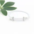 Detailansicht eines weißen geflochtenen Armbands mit verstellbaren silbernen Metallschiebern - Weiß