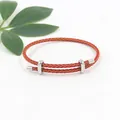 Verstellbares rot-goldenes geflochtenes Drahtseil-Armband mit silberner Schiebeschnalle - Rotgold