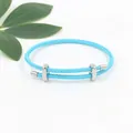 Detail eines himmelblauen geflochtenen Armbands mit verstellbaren silbernen Unendlichkeitsschnallen - Seeblau