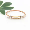 Details des pink-goldenen Stahlseil-Armbands mit verstellbarem Edelstahlschieber-Verschluss - Roségold