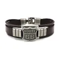 Meerlaagse donkerbruine leren armband met Route 66 schild en metalen kliksluiting - Bruin