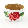 Bracelet manchette large en cuir PU blanc avec broderie de roses rouges et boutons pression - Blanc