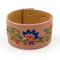 Brazalete ancho de cuero PU con bordado floral de colores y cierre de presión - Rosa loto