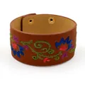 Brazalete ancho de cuero PU con bordado floral colorido y cierre de botones a presión - Café