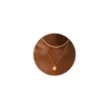 Detalle del collar de doble capa chapado en oro de 18K con discos Choker y colgante K - Letra K