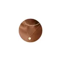 Detalle de collar doble capa bañado en oro de 18K con colgante de moneda letra S en cuello - S