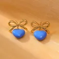 Detailansicht der polierten goldenen Schleifenohrringe mit blauem Herzanhänger - 18K-Gold / Blau
