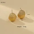 Dettaglio di orecchini dorati con texture effetto lava e dimensioni di 1,9 cm - Stile Tondo Texture Lavica (NMSE-C633-1)