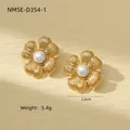Boucles d'oreilles fleurs dorées de style vintage français avec perles blanches - Boucles d'oreilles clous fleur martelée dorée (NMSE-D354-1)