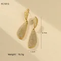 Dettaglio orecchini lunghi dorati opachi con dimensioni 6,7 cm e peso di 18,5 g - Stile Geometrico Lungo (NMSE-C632-1)